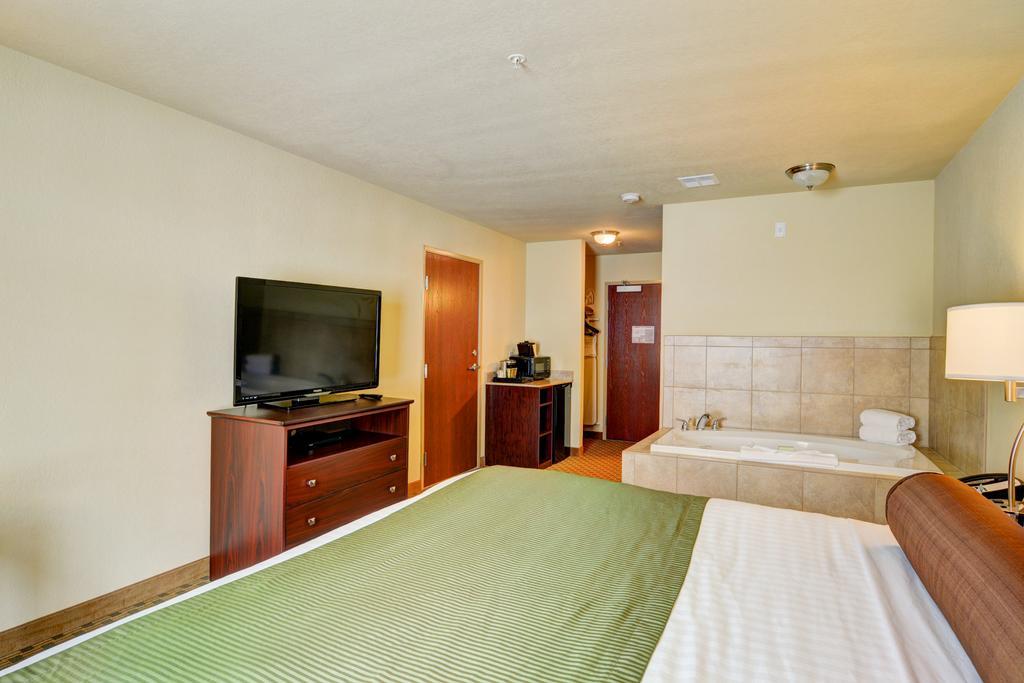 Cobblestone Hotel & Suites - Punxsutawney ภายนอก รูปภาพ