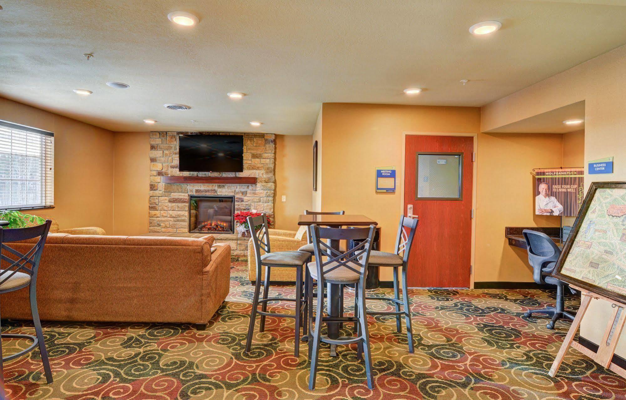 Cobblestone Hotel & Suites - Punxsutawney ภายนอก รูปภาพ