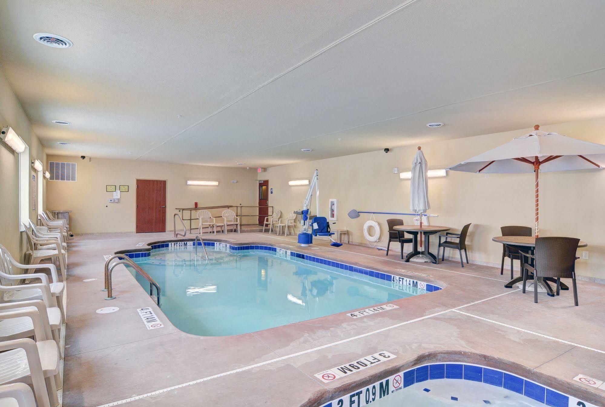 Cobblestone Hotel & Suites - Punxsutawney ภายนอก รูปภาพ