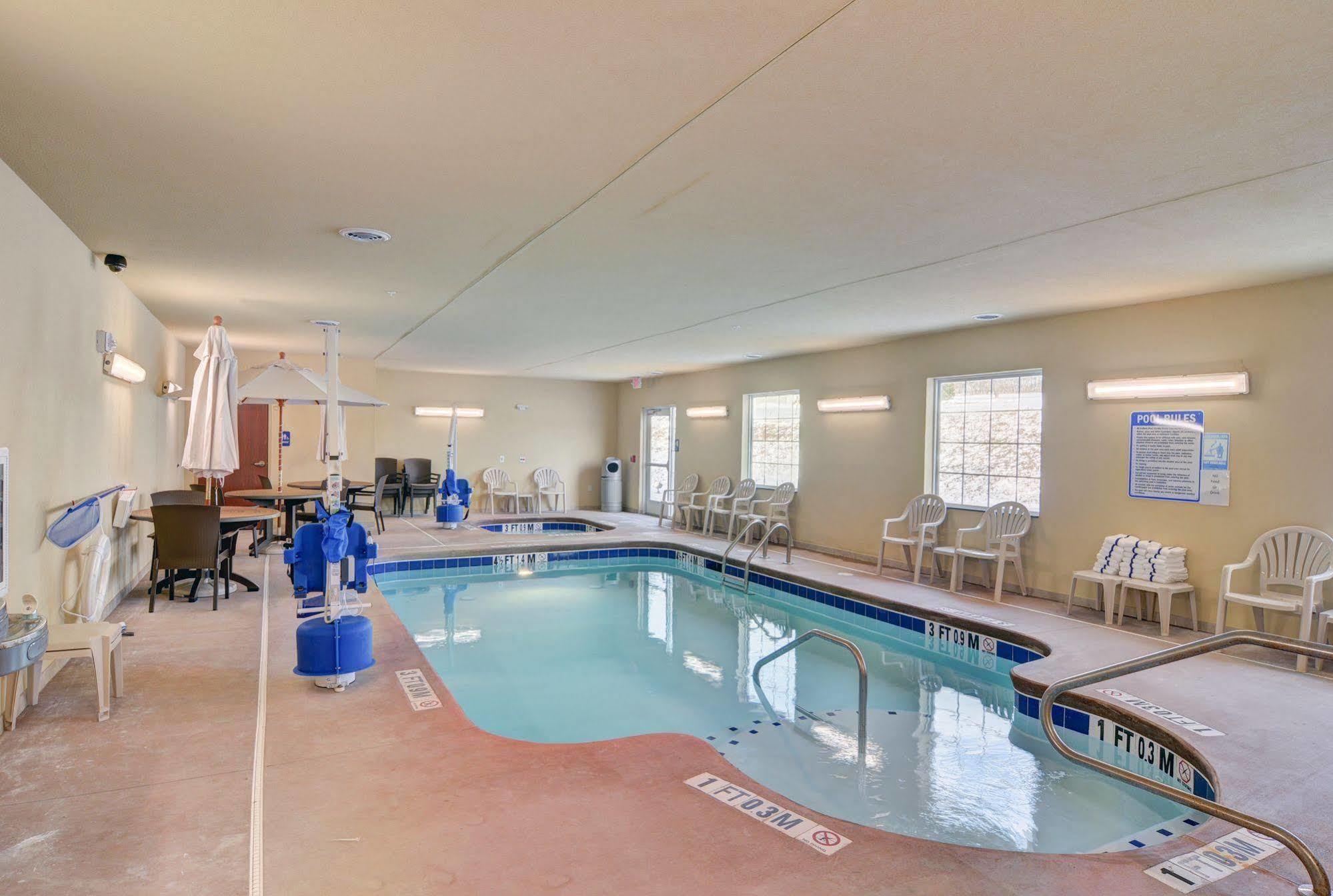 Cobblestone Hotel & Suites - Punxsutawney ภายนอก รูปภาพ